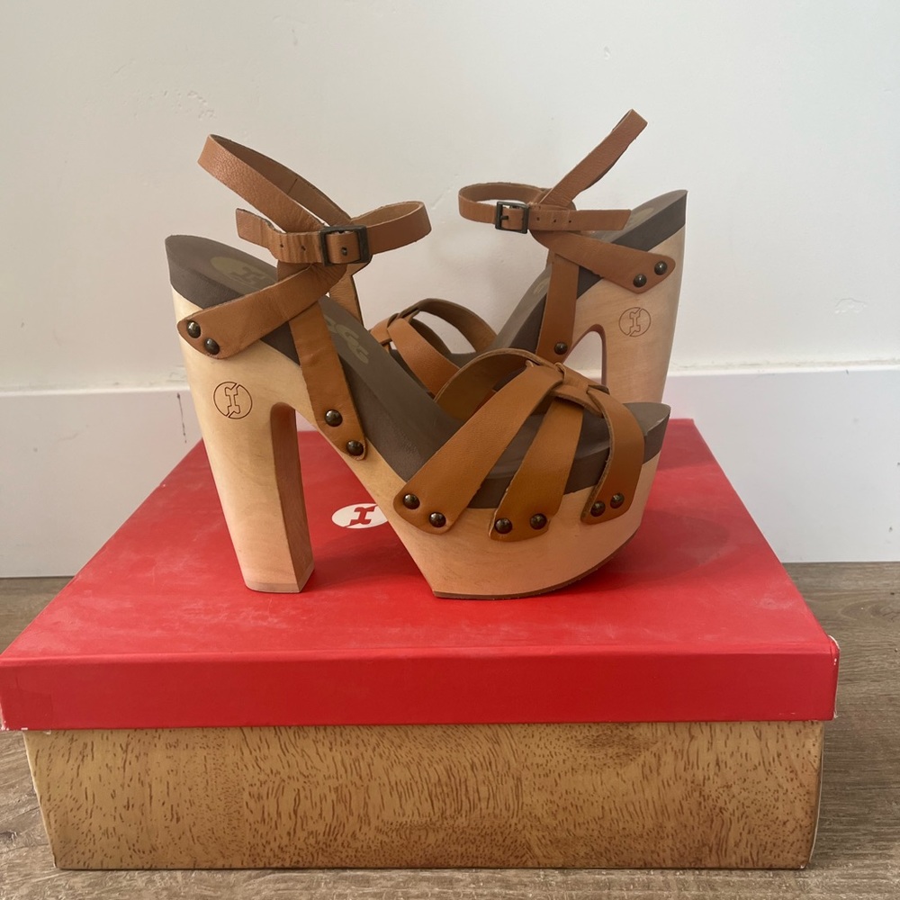 Flogg Rainbow Strappy Platform Clog Heel. Size 7. Color Luggage